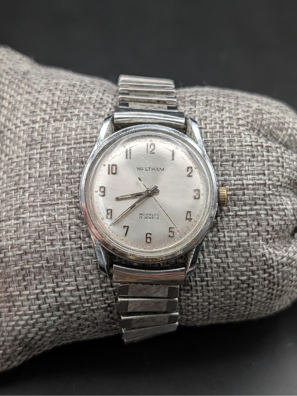 Vintage Waltham Incabloc 17 Jewels Mens Watch Swiss Red Arrow Hand Runs Stretch